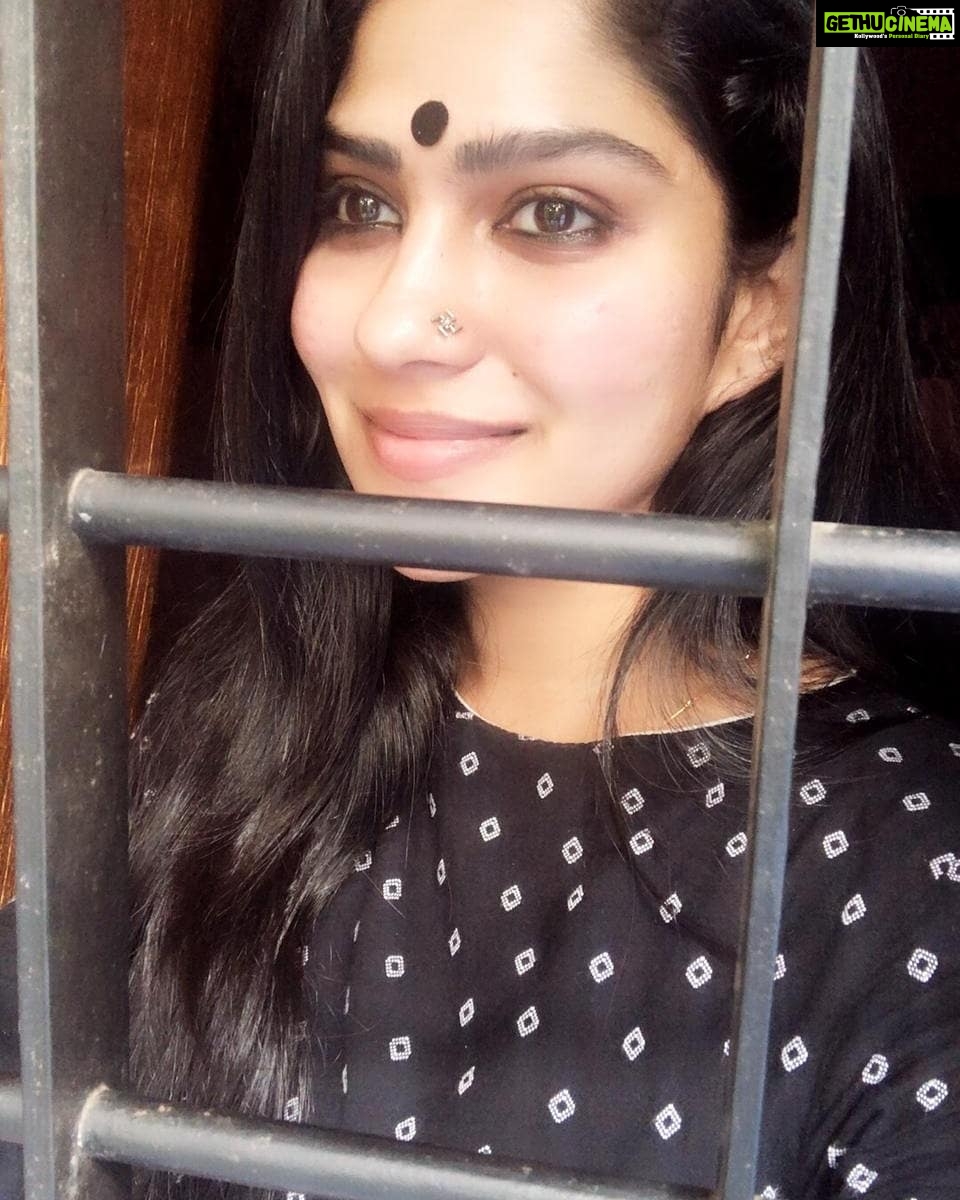 Swasika Instagram - "Be thou the rainbow in the storms of life. The evening beam that smiles the clouds away, and tints tomorrow with prophetic ray."- Lord Byron Some Random Clicks from Home 😄 #swasikavj #swasika #swasikactress #swasikavlogs #swasikavijay