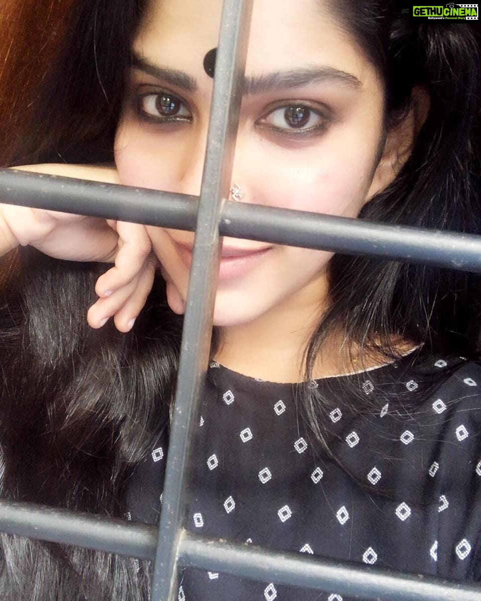 Swasika Instagram - "Be thou the rainbow in the storms of life. The evening beam that smiles the clouds away, and tints tomorrow with prophetic ray."- Lord Byron Some Random Clicks from Home 😄 #swasikavj #swasika #swasikactress #swasikavlogs #swasikavijay