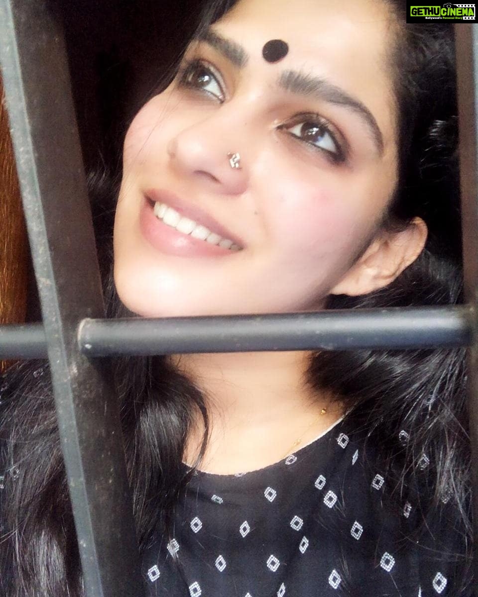 Swasika Instagram - "Be thou the rainbow in the storms of life. The evening beam that smiles the clouds away, and tints tomorrow with prophetic ray."- Lord Byron Some Random Clicks from Home 😄 #swasikavj #swasika #swasikactress #swasikavlogs #swasikavijay