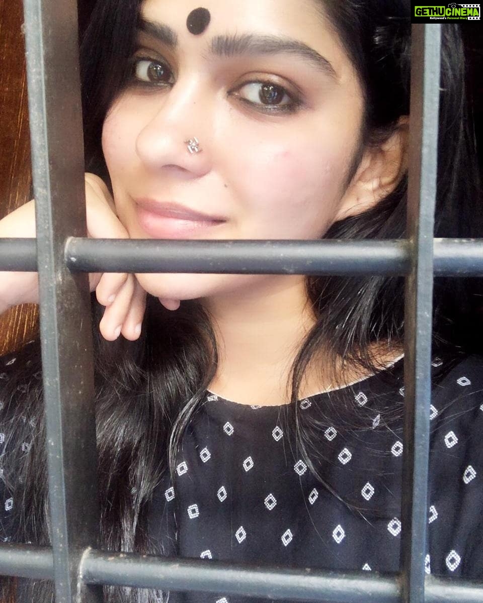 Swasika Instagram - "Be thou the rainbow in the storms of life. The evening beam that smiles the clouds away, and tints tomorrow with prophetic ray."- Lord Byron Some Random Clicks from Home 😄 #swasikavj #swasika #swasikactress #swasikavlogs #swasikavijay