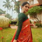 Swasika Instagram - When you are wearing a saree , it is all about how much you adore yourself , more than the drape . Styling: @rashmimuraleedharan HMuA : @rosepetalsbridalmakeup Saree: @the_drape_studio Blouse: @zoul_designz Earring: @ladies_planet_rental_jewellery #swasikavj #swasika #malayalamactress #redcarpet #drapeday