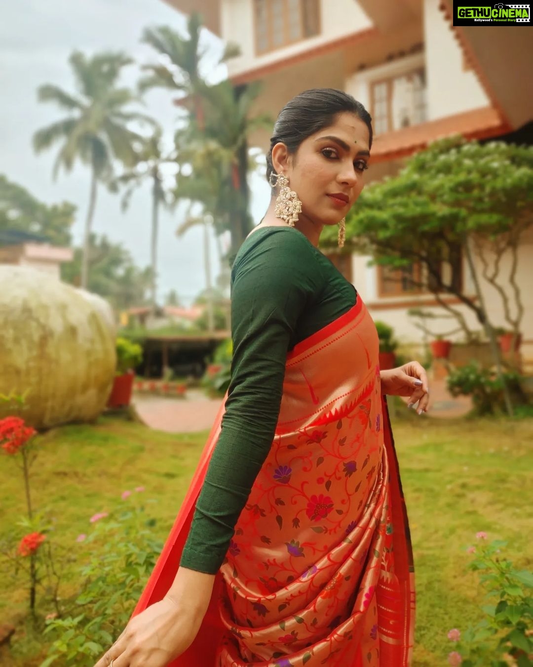 Swasika Instagram - When you are wearing a saree , it is all about how much you adore yourself , more than the drape . Styling: @rashmimuraleedharan HMuA : @rosepetalsbridalmakeup Saree: @the_drape_studio Blouse: @zoul_designz Earring: @ladies_planet_rental_jewellery #swasikavj #swasika #malayalamactress #redcarpet #drapeday