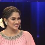 Swasika Instagram - Here is a chit chat session with @sayanoraphilip in red carpet @amritatv Listen to her song dedicated to a frog 🐸 #swasika #swasikavlogs #redcarpet #sayonara #singer #anchor #amritatv