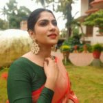 Swasika Instagram - When you are wearing a saree , it is all about how much you adore yourself , more than the drape . Styling: @rashmimuraleedharan HMuA : @rosepetalsbridalmakeup Saree: @the_drape_studio Blouse: @zoul_designz Earring: @ladies_planet_rental_jewellery #swasikavj #swasika #malayalamactress #redcarpet #drapeday