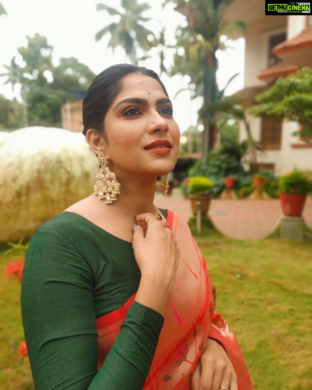 Swasika Instagram - When you are wearing a saree , it is all about how much you adore yourself , more than the drape . Styling: @rashmimuraleedharan HMuA : @rosepetalsbridalmakeup Saree: @the_drape_studio Blouse: @zoul_designz Earring: @ladies_planet_rental_jewellery #swasikavj #swasika #malayalamactress #redcarpet #drapeday