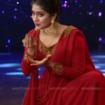 Swasika Instagram - It was a pleasure dancing to "krishna nee begane" at Red Carpet floor with the soothing voice of @sayanoraphilip . Makeup : @mukeshmuralimukesh Costume : @elzas_couture #swasikavj #swasikavijayactress #malayalamactress #redcarpet #sayanora #sayanoraphilip #krishnaneebeganebaaro #colonialcousins #amritatv