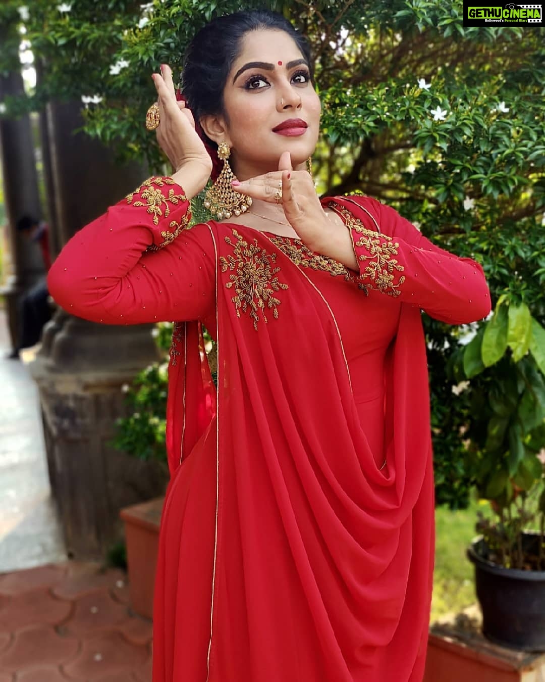 Swasika Instagram - Wear some brightness , embed yourselves with love and dance to the tune of life. Makeup : @mukeshmuralimukesh Stylist : @nithinju Costume : @elzas_couture #swasikavj #swasika #swasikalovers #swasikaproductions #swasikavijay #redcarpet #amritatv #malayaliactress