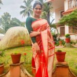 Swasika Instagram - When you are wearing a saree , it is all about how much you adore yourself , more than the drape . Styling: @rashmimuraleedharan HMuA : @rosepetalsbridalmakeup Saree: @the_drape_studio Blouse: @zoul_designz Earring: @ladies_planet_rental_jewellery #swasikavj #swasika #malayalamactress #redcarpet #drapeday