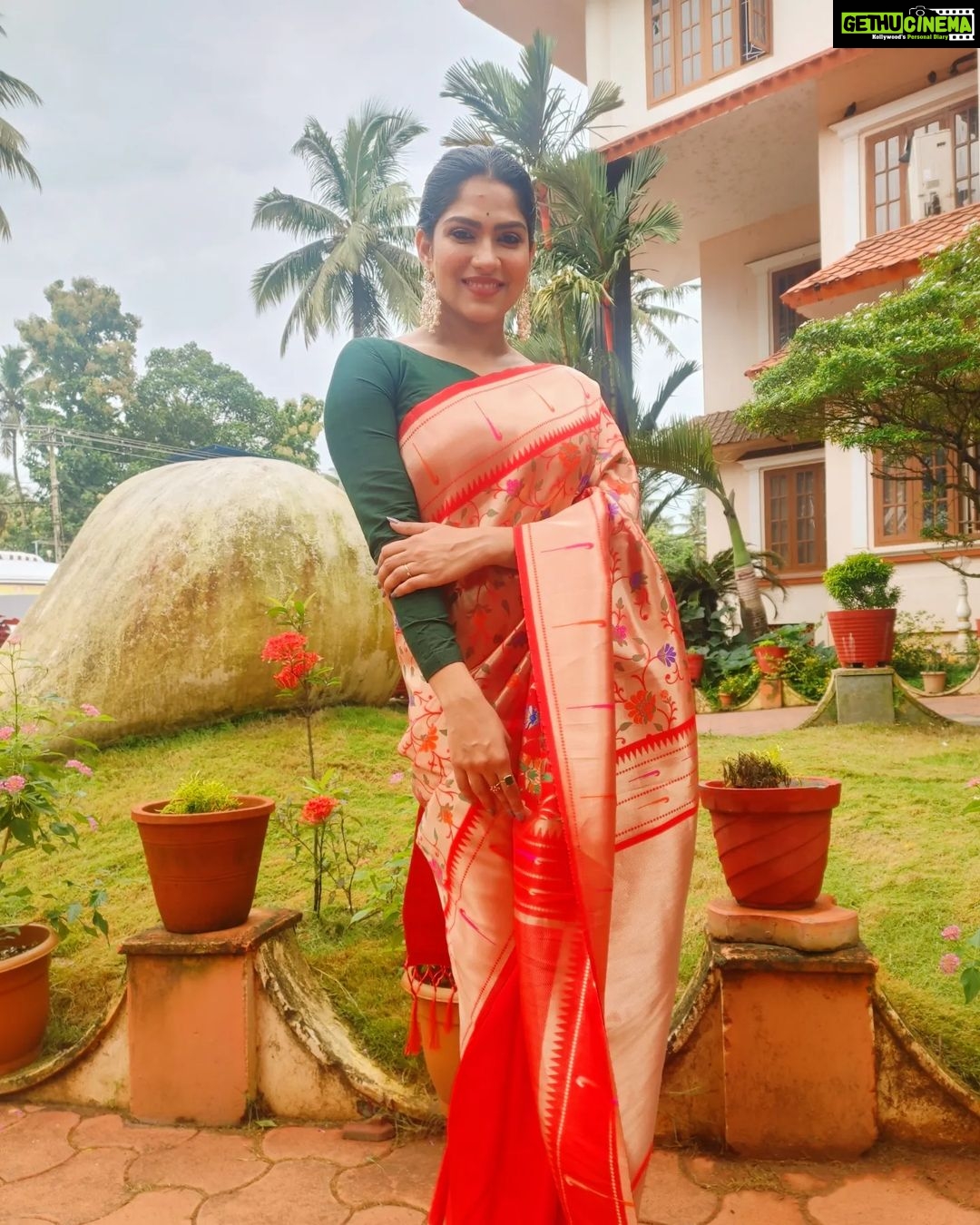 Swasika Instagram - When you are wearing a saree , it is all about how much you adore yourself , more than the drape . Styling: @rashmimuraleedharan HMuA : @rosepetalsbridalmakeup Saree: @the_drape_studio Blouse: @zoul_designz Earring: @ladies_planet_rental_jewellery #swasikavj #swasika #malayalamactress #redcarpet #drapeday