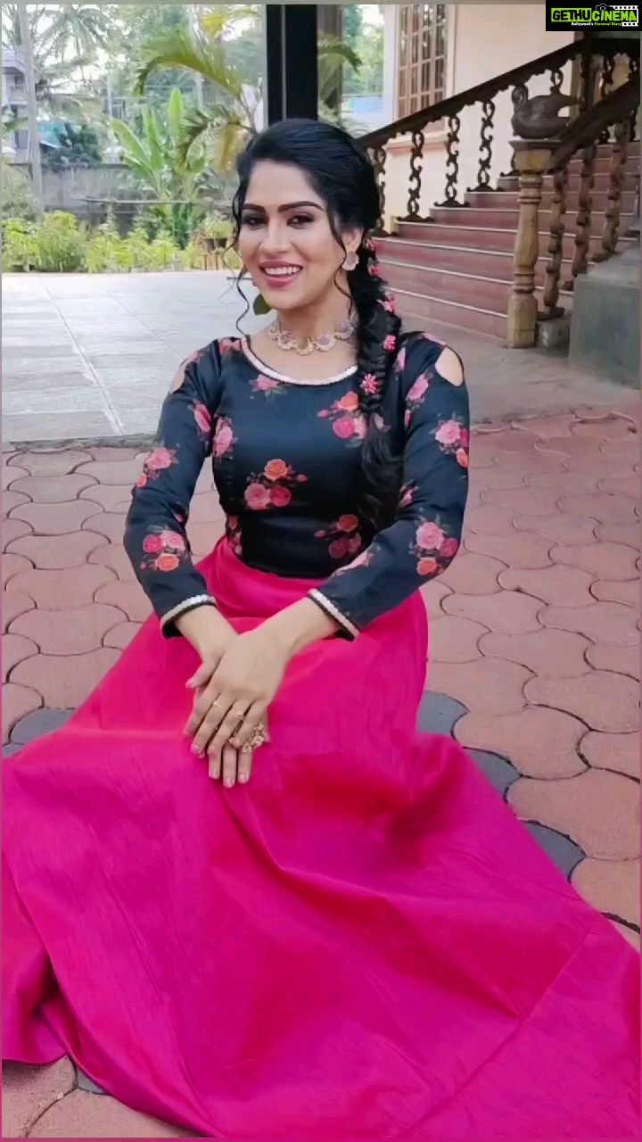 Swasika Instagram - I am an ardent fan of sridevi ma'am. She have always been a role model since childhood . I was in love with her versatile acting and beautiful dance steps and she being the lady superstar ,is one of the inspiration for me as an actress . I am sure that Everyone would have loved to put few steps to this song. Dress : @zoul_designz Makeup : @mukeshmuralimukesh Jewellery: @kaya_online_ Stylist @nithinju Video edits : @iamsree_sk #swasika #swasikavj #swasikavlogs #swasikactress #swasikaactress #blueandpink #pinkandblue #florals #redcarpet #amritatv #sridevi #sridevikapoor