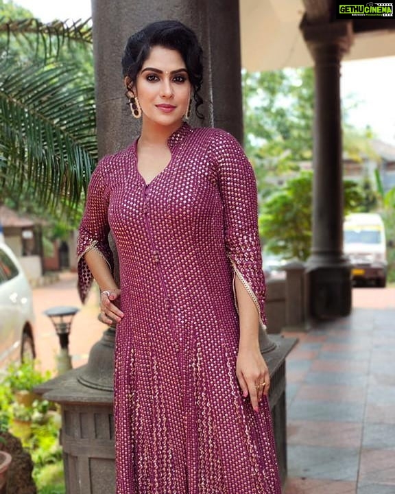 Swasika Instagram - Dressing up in a little extravaganza mode to leave a little sparkle ,wherever I go. Thank you @crysalzz_mijununizar for this beautiful long sparkling dress. I enjoyed wearing it. MUA @mukeshmuralimukesh Stylist @nithinju Earring @kaya_online_ #swasikavj #swasika #swasikavlogs #influencer #malayaliinfluencer #malayaliactress #malayalamactress #swasikaproductions #swasikavijay
