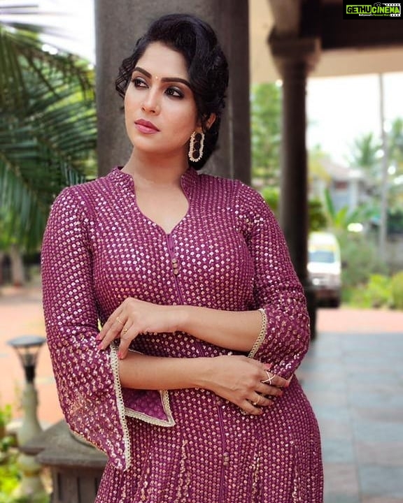 Swasika Instagram - Dressing up in a little extravaganza mode to leave a little sparkle ,wherever I go. Thank you @crysalzz_mijununizar for this beautiful long sparkling dress. I enjoyed wearing it. MUA @mukeshmuralimukesh Stylist @nithinju Earring @kaya_online_ #swasikavj #swasika #swasikavlogs #influencer #malayaliinfluencer #malayaliactress #malayalamactress #swasikaproductions #swasikavijay