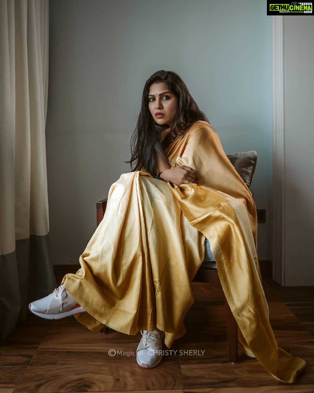 Swasika Instagram - When you feel troubles wrapping up your life, wrap yourself in a saree and fight them in style! Photography: @christy_sherly_ Wearing @conlangclothing thank u @itssujithsudhakaran Location : @fragrantnature , Munnar #swasikavj #swasika #swasikactress #swasikavlogs #swasikaactress #swasikavijay #influencer #sareelove #malayalamactress #malayaliinfluencer