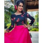 Swasika Instagram - A little bit of urban retro in pink and blue florals. Dress : @zoul_designz Makeup : @mukeshmuralimukesh Jewellery: @kaya_online_ #swasika #swasikavj #swasikavlogs #swasikactress #swasikaactress #blueandpink #pinkandblue #florals #redcarpet #amritatv