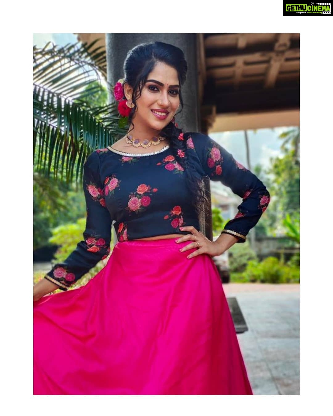 Swasika Instagram - A little bit of urban retro in pink and blue florals. Dress : @zoul_designz Makeup : @mukeshmuralimukesh Jewellery: @kaya_online_ #swasika #swasikavj #swasikavlogs #swasikactress #swasikaactress #blueandpink #pinkandblue #florals #redcarpet #amritatv