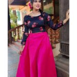 Swasika Instagram - A little bit of urban retro in pink and blue florals. Dress : @zoul_designz Makeup : @mukeshmuralimukesh Jewellery: @kaya_online_ Stylist @nithinju #swasika #swasikavj #swasikavlogs #swasikactress #swasikaactress #blueandpink #pinkandblue #florals #redcarpet #amritatv