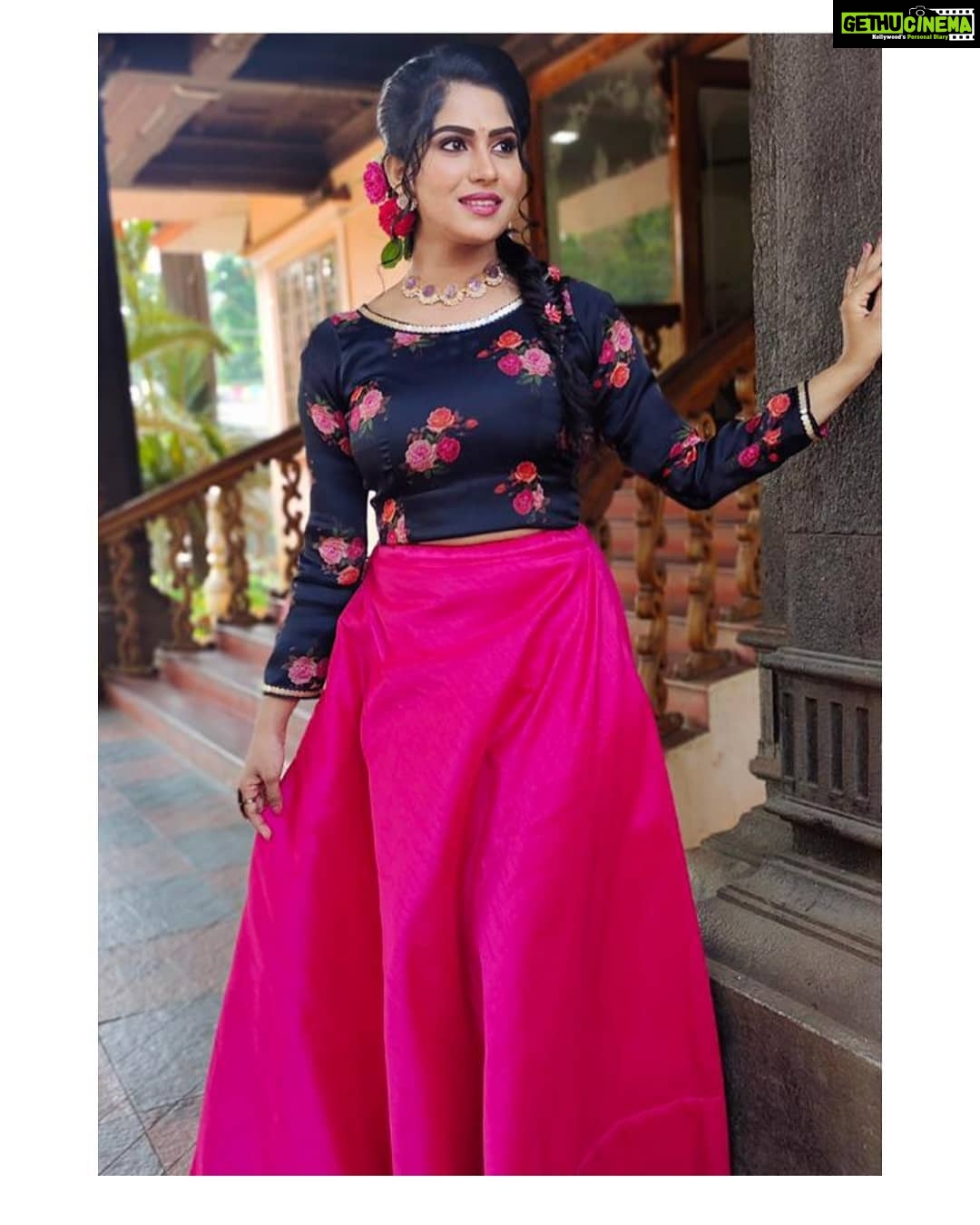 Swasika Instagram - A little bit of urban retro in pink and blue florals. Dress : @zoul_designz Makeup : @mukeshmuralimukesh Jewellery: @kaya_online_ Stylist @nithinju #swasika #swasikavj #swasikavlogs #swasikactress #swasikaactress #blueandpink #pinkandblue #florals #redcarpet #amritatv