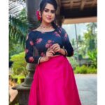 Swasika Instagram - A little bit of urban retro in pink and blue florals. Dress : @zoul_designz Makeup : @mukeshmuralimukesh Jewellery: @kaya_online_ Stylist @nithinju Get in touch with @zoul_designz to get similiar ones. #swasika #swasikavj #swasikavlogs #swasikactress #swasikaactress #blueandpink #pinkandblue #florals #redcarpet #amritatv