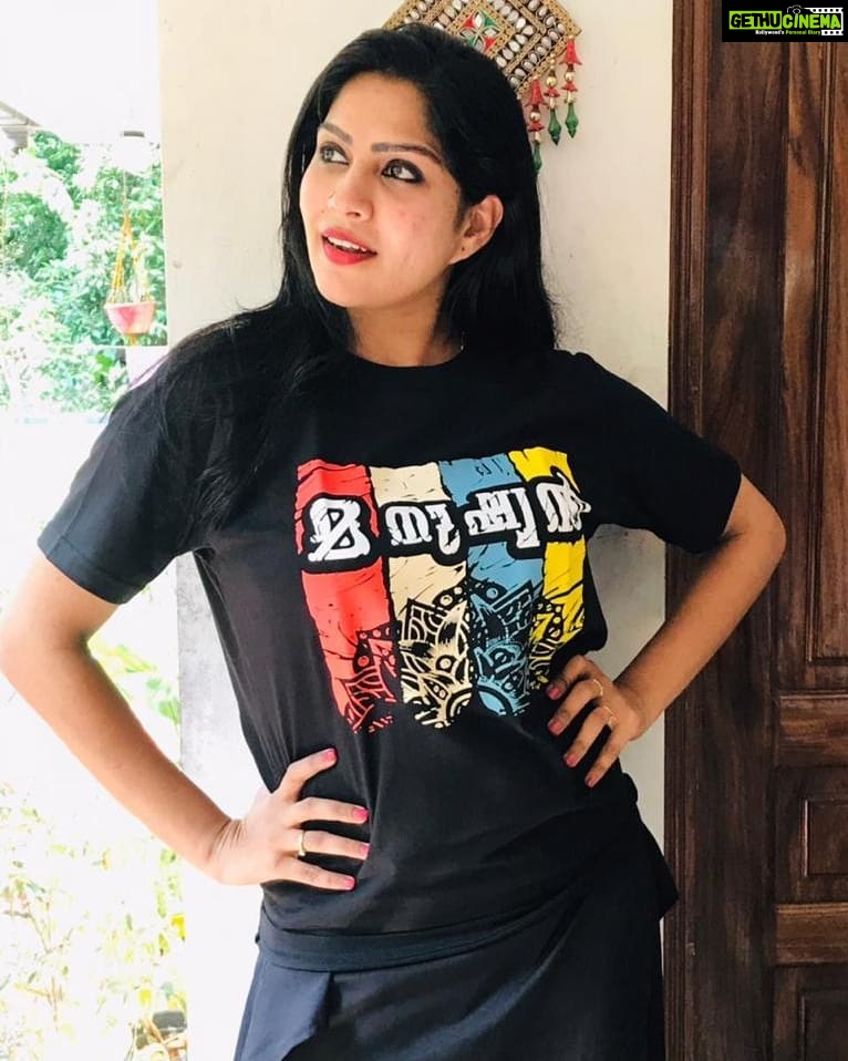 Swasika Instagram - Speak it out through what you wear ! Isn't that the trend ? I am in love with these meme T- shirts from @mydesignationofficial and yes their T - shirts can always make you smile. I am already a Fan ❣ Visit @mydesignationofficial to explore their collections. #swasikavj #swasika #swasikactress #mydesignationofficial #tshirts #tshirtlove #tshirt #memetshirt #malayalammeme #malayali #malayalipoliyalle