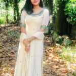 Swasika Instagram - Live in each season as it passes; breathe the air, drink the drink, taste the fruit, and resign yourself to the influence of the earth. —Henry David Thoreau Wearing : @kalista_shaheera_noushad #swasikavj #swasika #swasikavijayactress #swasikactress #malayalamactress