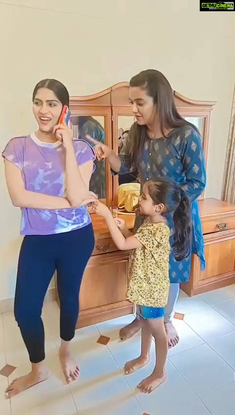 Swasika Instagram - Trending with swasika chechy and mareena chechy🥰🥰🥰 Watch till the end friends ....chechymaar chaitha kazhinjonn njn onnu check chaithatha😜 @swasikavj @mareenamichaelkurisingal #mimmuz #mrunmayiofficial #instagrammer #trendingreels #trendingsongs #instadaily #instagrammer Trivandrum, India