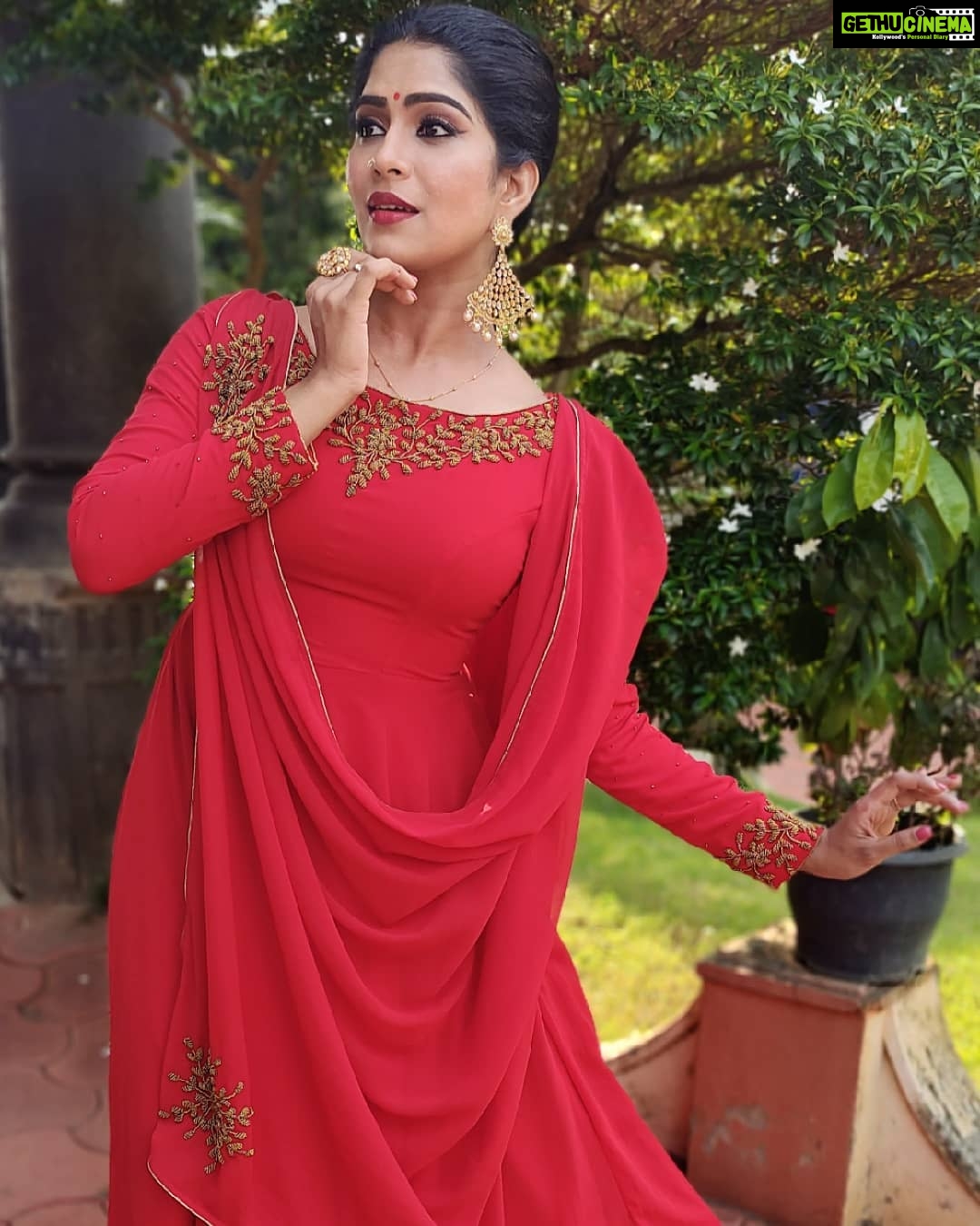 Swasika Instagram - Wear some brightness , embed yourselves with love and dance to the tune of life. Makeup : @mukeshmuralimukesh Stylist : @nithinju Costume : @elzas_couture #swasikavj #swasika #swasikalovers #swasikaproductions #swasikavijay #redcarpet #amritatv #malayaliactress