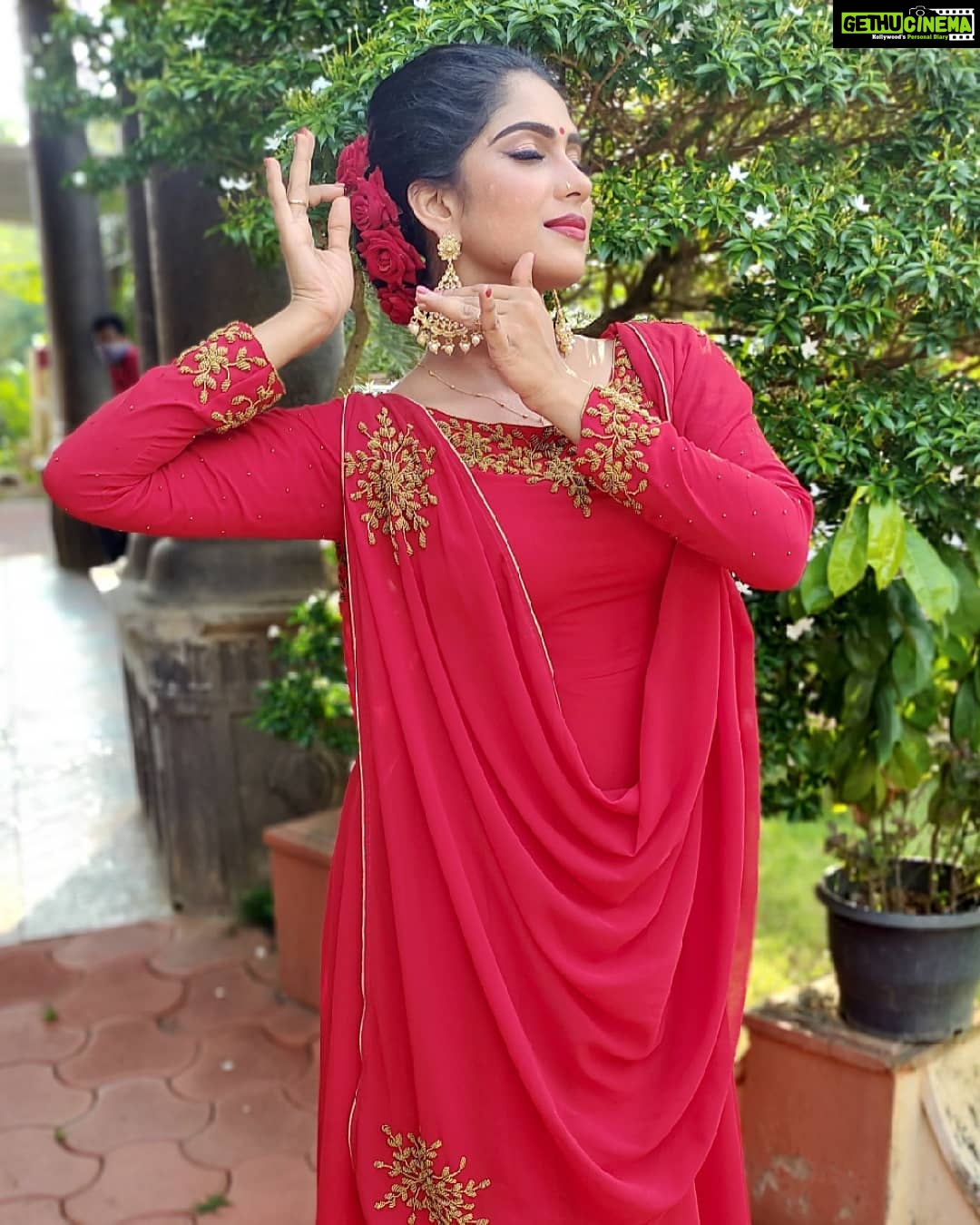 Swasika Instagram - Wear some brightness , embed yourselves with love and dance to the tune of life. Makeup : @mukeshmuralimukesh Stylist : @nithinju Costume : @elzas_couture #swasikavj #swasika #swasikalovers #swasikaproductions #swasikavijay #redcarpet #amritatv #malayaliactress
