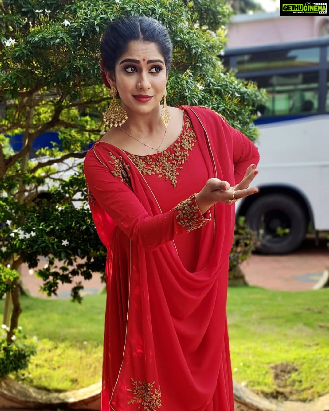 Swasika Instagram - Wear some brightness , embed yourselves with love and dance to the tune of life. Makeup : @mukeshmuralimukesh Stylist : @nithinju Costume : @elzas_couture #swasikavj #swasika #swasikalovers #swasikaproductions #swasikavijay #redcarpet #amritatv #malayaliactress