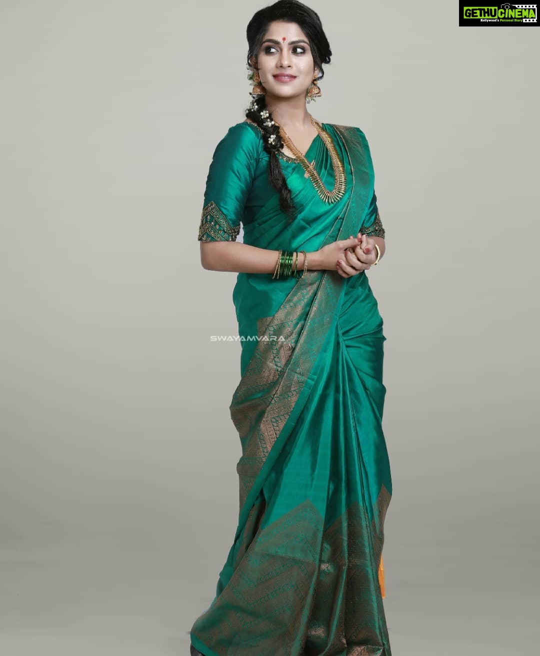 Swasika Instagram - A saree being the six yards of pure grace never tells you to fit in ,it makes you to stand out . And when it blends with the color of green it becomes the fresh emblem of well founded hopes . Here is one of my favourite saree from the wondrous saree collections from @swayamvarasilksindia Do visit their shops and fill your wardrobe with the best attires. #swasikavj #swasikavlogs #swasikaactress #swasika #swasikalovers #swasikavijay #swasikaproductions #swayamvarasilks #swayamvarasilksindia MUA @mukeshmuralimukesh