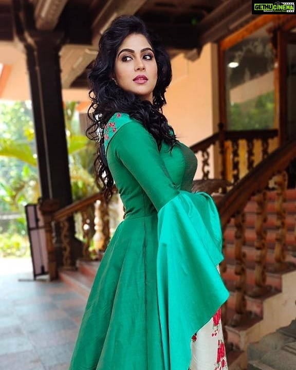 Swasika Instagram - “If you look the right way, you can see that the whole world is a garden.” -Frances Hodgson Burnett Costume : @newwaveboutique , @vineeth_gopinathan Makeup : @mukeshmuralimukesh Stylist : @nithinju @sree_0203 #swasikavj #Swasika #swasika #swasikavlogs #swasikaproductions #redcarpet #amritatv #starmagic #greendress #floraldesign