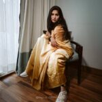 Swasika Instagram - When you feel troubles wrapping up your life, wrap yourself in a saree and fight them in style! Photography: @christy_sherly_ Wearing @conlangclothing thank u @itssujithsudhakaran Location : @fragrantnature , Munnar #swasikavj #swasika #swasikactress #swasikavlogs #swasikaactress #swasikavijay #influencer #sareelove #malayalamactress #malayaliinfluencer