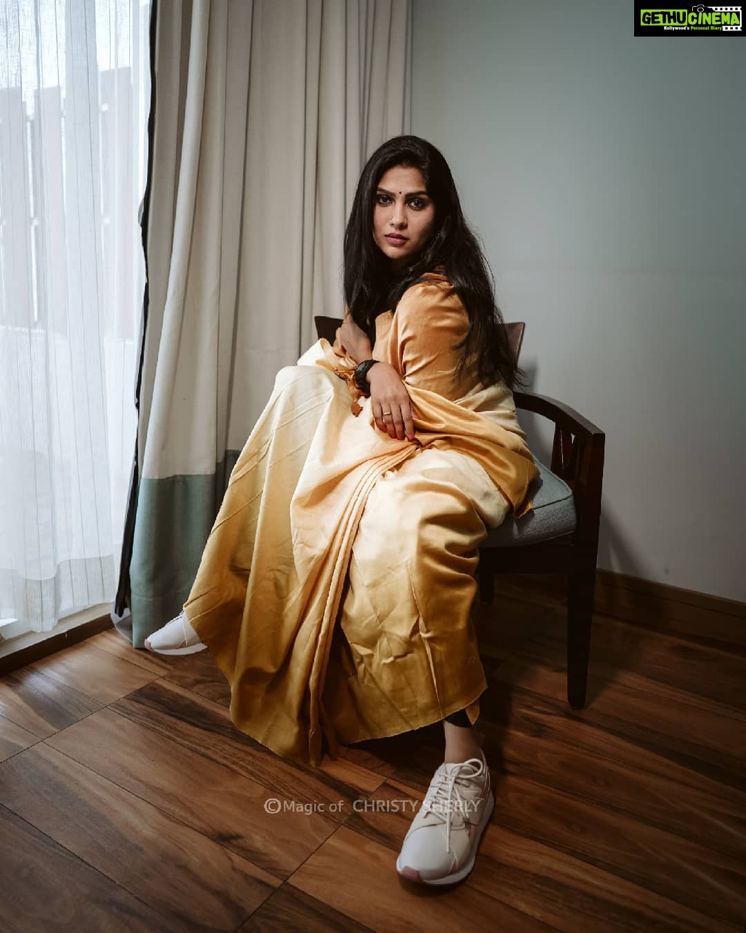 Swasika Instagram - When you feel troubles wrapping up your life, wrap yourself in a saree and fight them in style! Photography: @christy_sherly_ Wearing @conlangclothing thank u @itssujithsudhakaran Location : @fragrantnature , Munnar #swasikavj #swasika #swasikactress #swasikavlogs #swasikaactress #swasikavijay #influencer #sareelove #malayalamactress #malayaliinfluencer