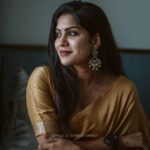 Swasika Instagram - When you feel troubles wrapping up your life, wrap yourself in a saree and fight them in style! Photography: @christy_sherly_ Wearing @conlangclothing thank u @itssujithsudhakaran Location : @fragrantnature , Munnar #swasikavj #swasika #swasikactress #swasikavlogs #swasikaactress #swasikavijay #influencer #sareelove #malayalamactress #malayaliinfluencer