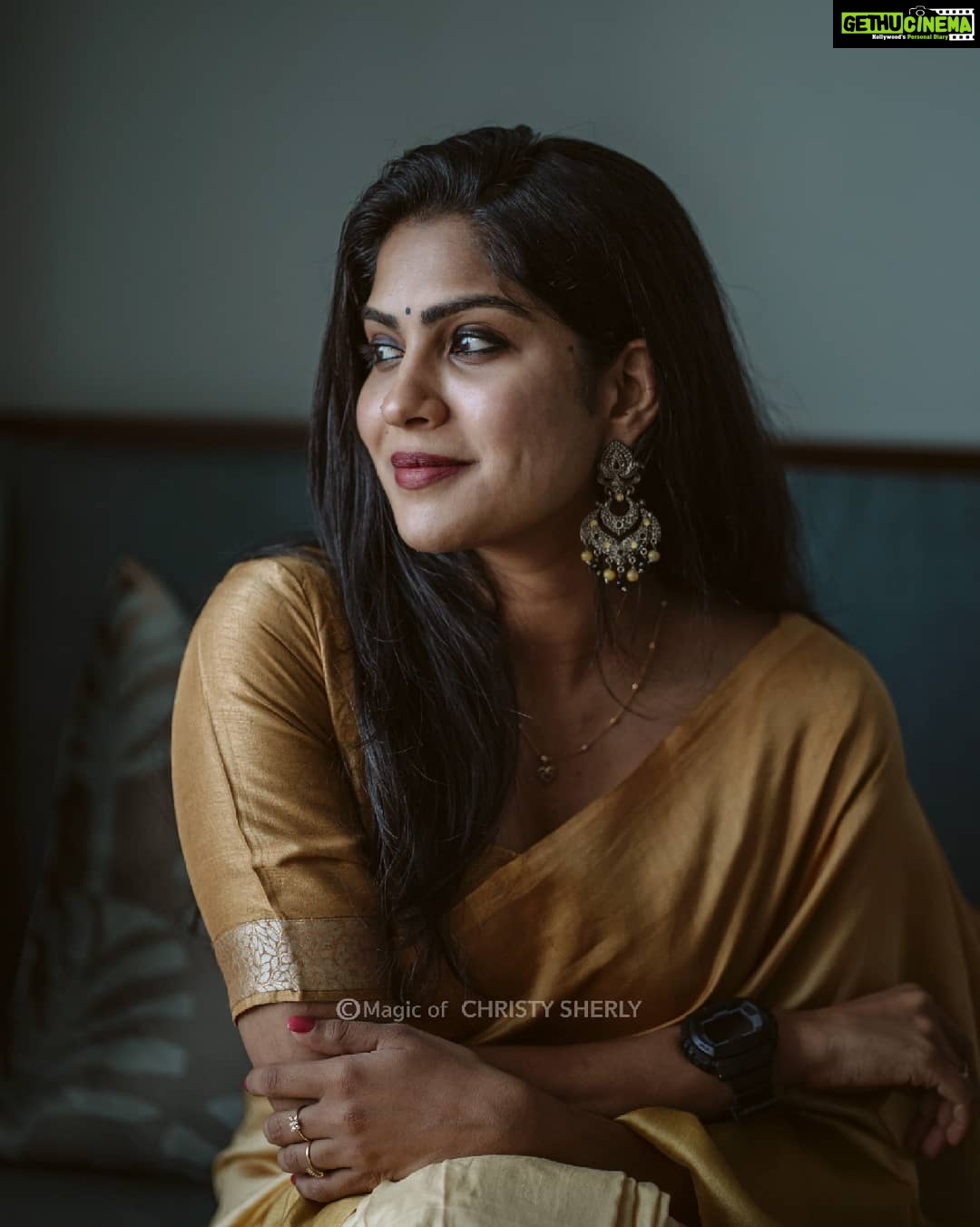 Swasika Instagram - When you feel troubles wrapping up your life, wrap yourself in a saree and fight them in style! Photography: @christy_sherly_ Wearing @conlangclothing thank u @itssujithsudhakaran Location : @fragrantnature , Munnar #swasikavj #swasika #swasikactress #swasikavlogs #swasikaactress #swasikavijay #influencer #sareelove #malayalamactress #malayaliinfluencer