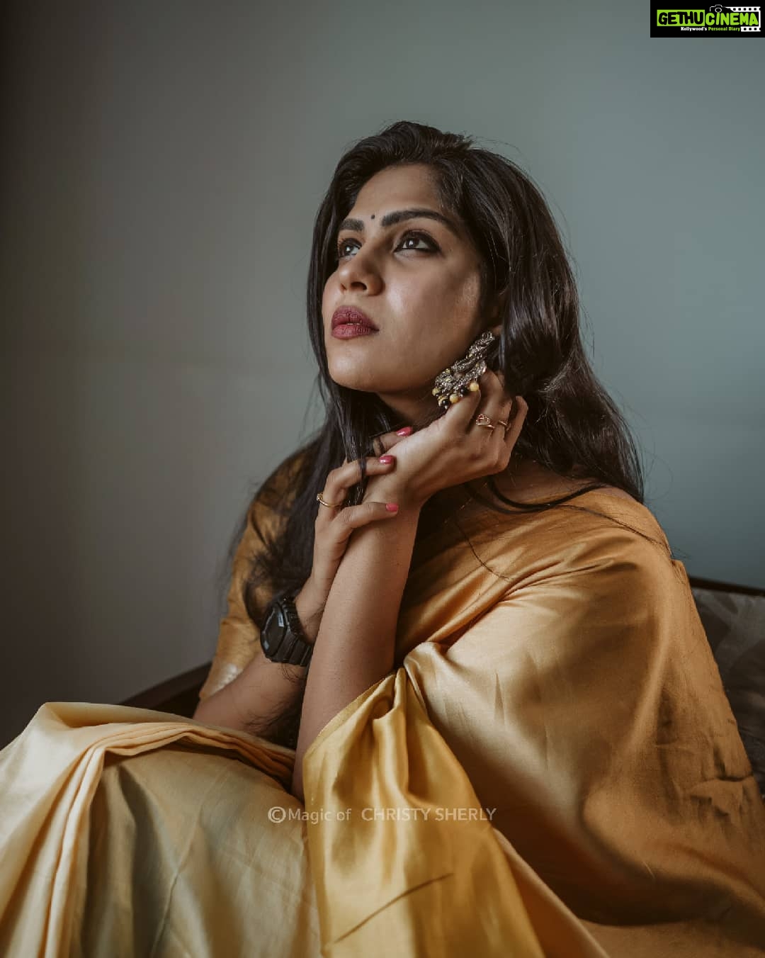 Swasika Instagram - When you feel troubles wrapping up your life, wrap yourself in a saree and fight them in style! Photography: @christy_sherly_ Wearing @conlangclothing thank u @itssujithsudhakaran Location : @fragrantnature , Munnar #swasikavj #swasika #swasikactress #swasikavlogs #swasikaactress #swasikavijay #influencer #sareelove #malayalamactress #malayaliinfluencer