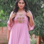 Swasika Instagram – Everything is possible with sunshine and a little  pink.

Mua : @abilashchicku 
Wearing : @elzas_couture 
Stylist @nithinju 
PC @perfect_makers 
#swasikavj #swasika #swasikavlogs #abilashchicku #elzascouture #swasikactress #redcarpet #amritatv #starmagic #pink #pinkgown