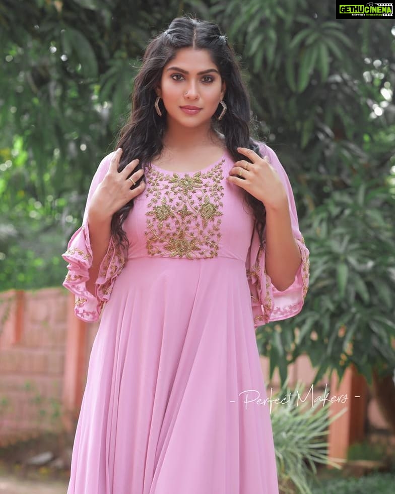 Swasika Instagram - Everything is possible with sunshine and a little pink. Mua : @abilashchicku Wearing : @elzas_couture Stylist @nithinju PC @perfect_makers #swasikavj #swasika #swasikavlogs #abilashchicku #elzascouture #swasikactress #redcarpet #amritatv #starmagic #pink #pinkgown
