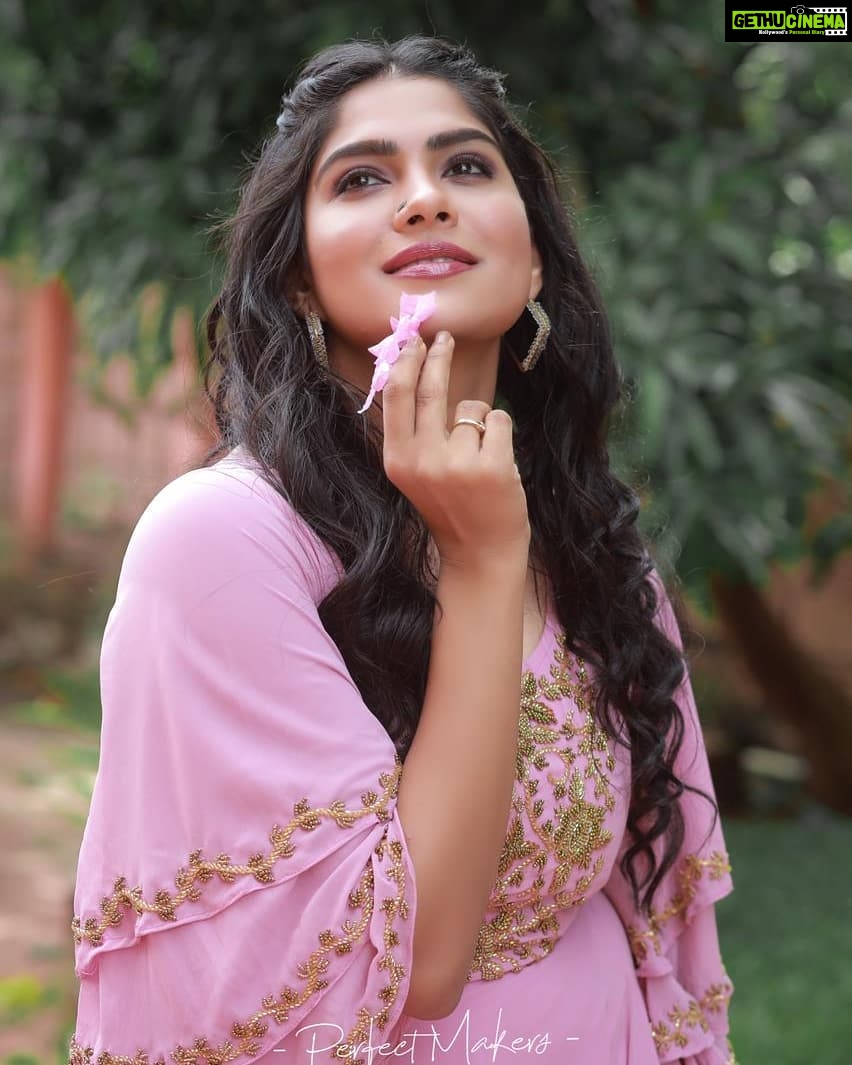 Swasika Instagram - Everything is possible with sunshine and a little pink. Mua : @abilashchicku Wearing : @elzas_couture Stylist @nithinju PC @perfect_makers #swasikavj #swasika #swasikavlogs #abilashchicku #elzascouture #swasikactress #redcarpet #amritatv #starmagic #pink #pinkgown