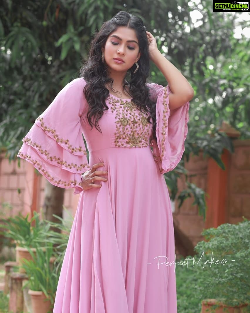 Swasika Instagram - Everything is possible with sunshine and a little pink. Mua : @abilashchicku Wearing : @elzas_couture Stylist @nithinju PC @perfect_makers #swasikavj #swasika #swasikavlogs #abilashchicku #elzascouture #swasikactress #redcarpet #amritatv #starmagic #pink #pinkgown