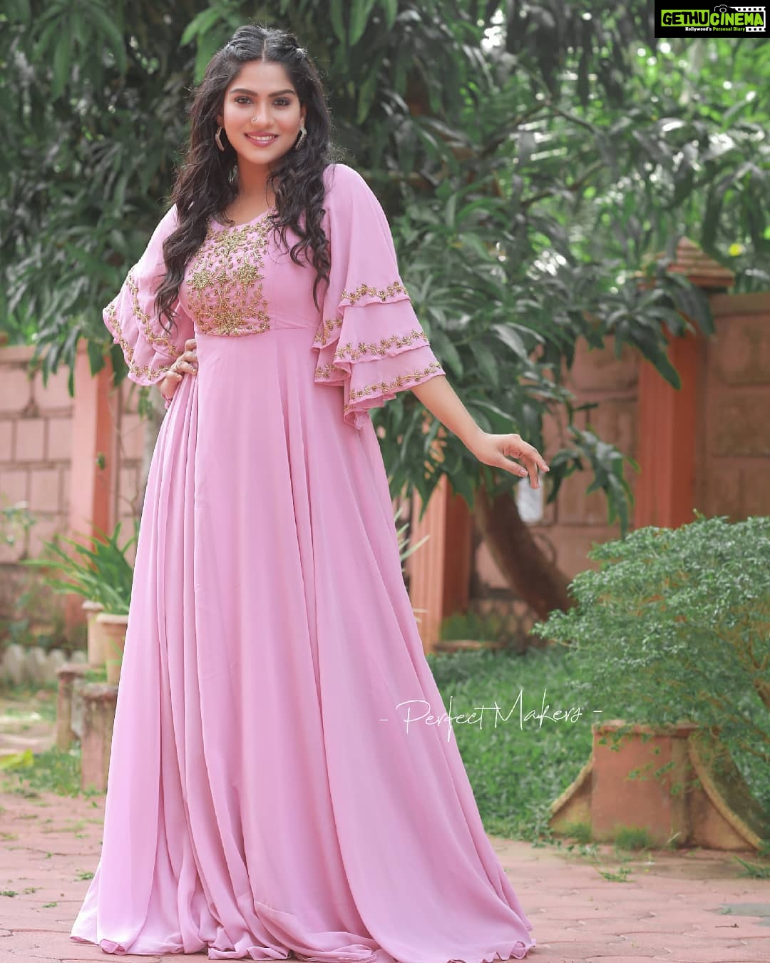 Swasika Instagram - Everything is possible with sunshine and a little pink. Mua : @abilashchicku Wearing : @elzas_couture Stylist @nithinju PC @perfect_makers #swasikavj #swasika #swasikavlogs #abilashchicku #elzascouture #swasikactress #redcarpet #amritatv #starmagic #pink #pinkgown