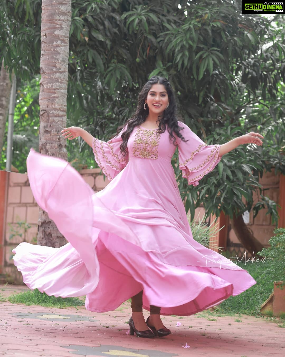 Swasika Instagram - Everything is possible with sunshine and a little pink. Mua : @abilashchicku Wearing : @elzas_couture #swasikavj #swasika #swasikavlogs #abilashchicku #elzascouture #swasikactress #redcarpet #amritatv #starmagic #pink #pinkgown