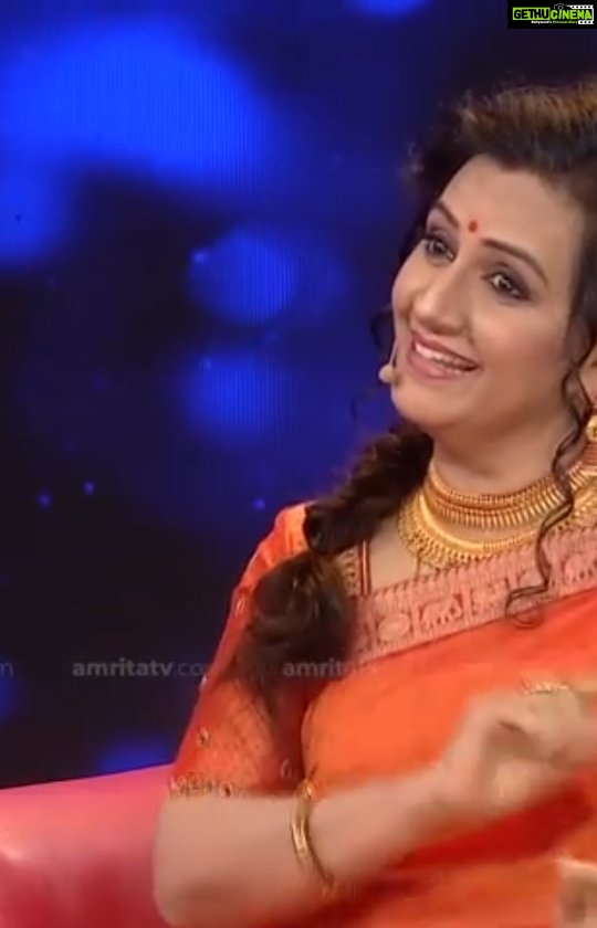 Swasika Instagram - An amazing time with everyone' favourite actress @menaka.suresh . Watch more to see the fun and chit chats we had . It was a pleasure hosting you Menaka Chechi video courtesy: @amritatv @keerthysureshofficial #swasikavj #swasika #amritatv #menakasuresh #keerthisuresh #redcarpet #malayalamactress #malayalammovie #malayalam #kerala