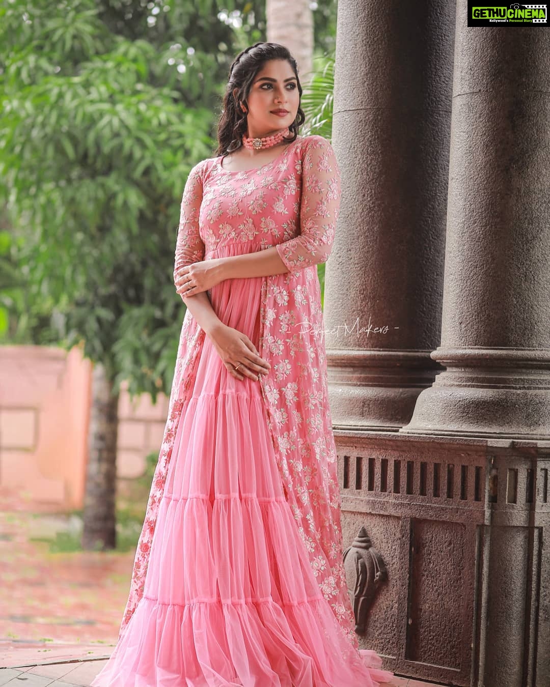 Swasika Instagram - Every girl has a bit of pink in her personality .Wear it loud and proud . Makeover: @abilashchicku Costume : @vedhikafashion Stylist : @nithinju Pics : @perfect_makers #swasika #swasikavj #amritatv #redcarpet #starmagic #malayalamactress