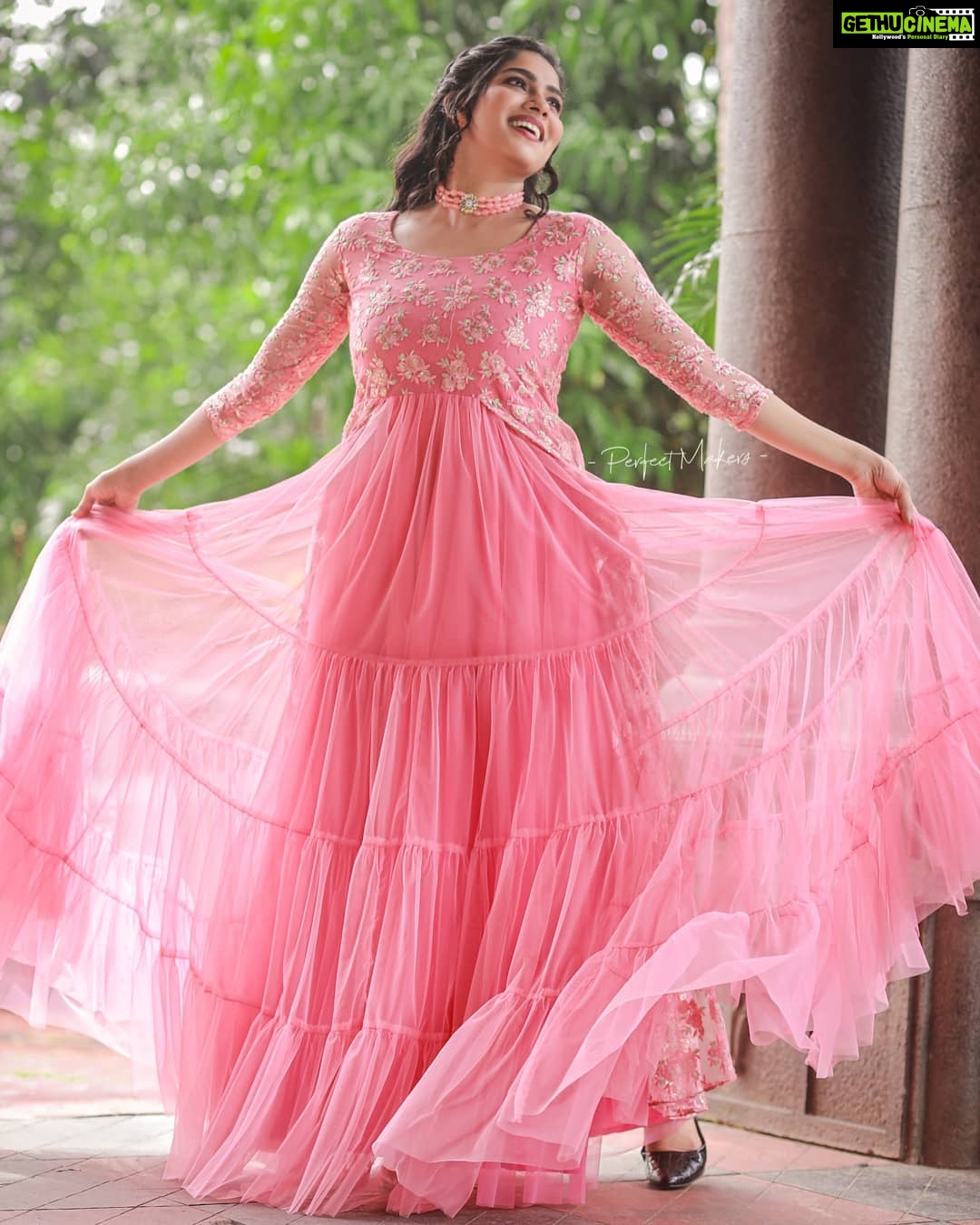 Swasika Instagram - Every girl has a bit of pink in her personality .Wear it loud and proud . Makeover: @abilashchicku Costume : @vedhikafashion Stylist : @nithinju Pics : @perfect_makers #swasika #swasikavj #amritatv #redcarpet #starmagic #malayalamactress