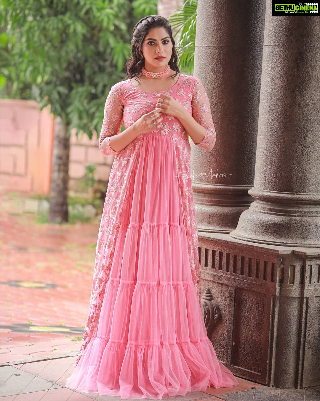 Swasika Instagram - Every girl has a bit of pink in her personality .Wear it loud and proud . Makeover: @abilashchicku Costume : @vedhikafashion Stylist : @nithinju Pics : @perfect_makers @iamsree_sk #swasika #swasikavj #amritatv #redcarpet #starmagic #malayalamactress