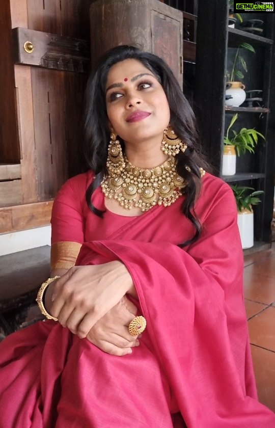 Swasika Instagram - ഈറൻ കാറ്റു വീശുന്ന ആ നേരത്തു യമുനയുടെ തീരത്തവൾ കാത്തിരുന്നത് , തന്റെ എല്ലാമെല്ലാമായ കണ്ണനെ ഒരു നോക്ക് കാണാനാണ് ... തന്റെ സ്നേഹം അവനൊപ്പം പങ്കിടാൻ ,അവനോടൊപ്പം ഒരുമിച്ചു നൃത്തം ചെയ്യാൻ .... പക്ഷേ ... അവളുടെ കാത്തിരിപ്പ് വൃഥാവിലാക്കി ഇരവുകളും പകലുകളും ഓരോന്നായി കടന്നു പോയി .... അവൻ മാത്രം വന്നതേയില്ല ...!!! Thank you @vikas.vks.makeupartist for this beautiful makeover . MUA @vikas.vks.makeupartist Hairstyle @sudhiar.hairandmakeup Wearing @elzas_couture Spcl thanks @nikhilraj002 #swasikavj #swasika #malayalammovie #malayalam #lovesong #yamunaaatrile #yamunaaatrilesong #tamilsong #tamil #vikasvksmakeupartist #thalapathy #rajnikanth #mammootty #shobana #beautifulsong #adshoot #makeover