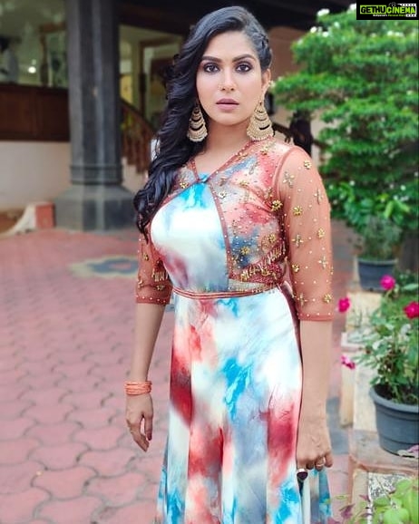 Swasika Instagram - It's all in the shades , tints and combos ! Wearing : @chic_designer_boutique Makeup : @mukeshmuralimukesh Stylist @nithinju #swasikavj #swasika #swasikavlogs #swasikavijay #starmagic #redcarpet #amritatv #malayalamactress #malayalammovies #modelshoot