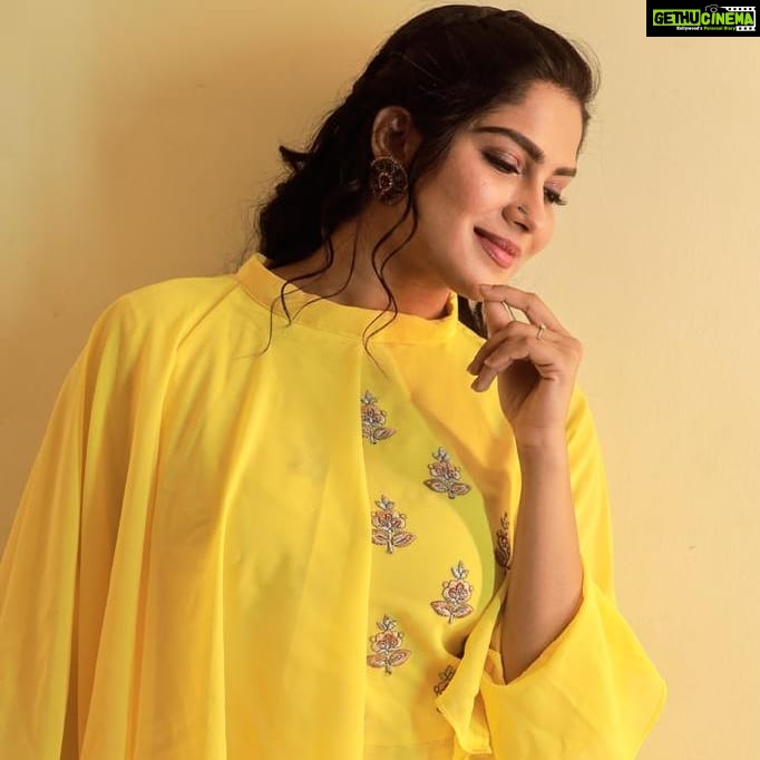 Swasika Instagram - A yellow dress and a yelloads of happiness π The yellow dress by : @thrayambaka_boutique #swasikavj #swasika #yellowdress #yellowday #malayalamactress #malayalammovies #malayalam #kerala #keralagram