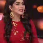 Swasika Instagram - An amazing time with everyone' favourite actress @menaka.suresh . Watch more to see the fun and chit chats we had . It was a pleasure hosting you Menaka Chechi video courtesy: @amritatv Costume courtesy: @elzas_couture @keerthysureshofficial #swasikavj #swasika #amritatv #menakasuresh #keerthisuresh #redcarpet #malayalamactress #malayalammovie #malayalam #kerala