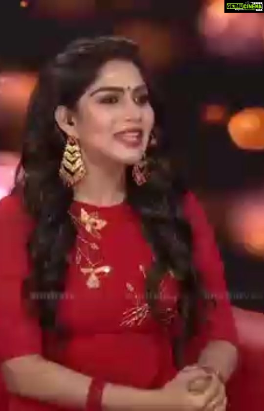 Swasika Instagram - An amazing time with everyone' favourite actress @menaka.suresh . Watch more to see the fun and chit chats we had . It was a pleasure hosting you Menaka Chechi video courtesy: @amritatv Costume courtesy: @elzas_couture @keerthysureshofficial #swasikavj #swasika #amritatv #menakasuresh #keerthisuresh #redcarpet #malayalamactress #malayalammovie #malayalam #kerala